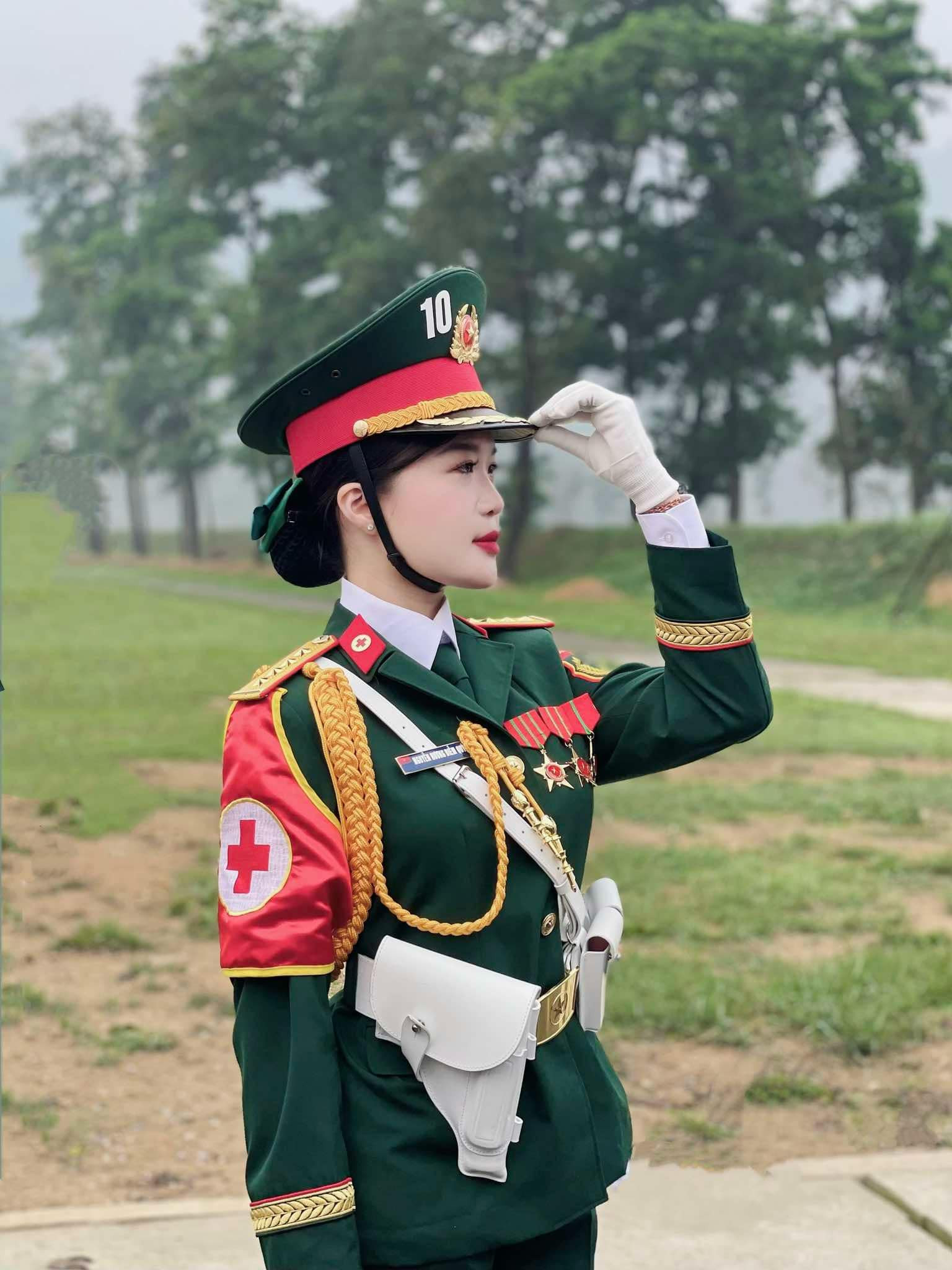 Nhan sắc gây thương nhớ của nữ quân nhân “khối Hoa hậu” diễu binh 30/4, ảnh đời thường càng bất ngờ - Ảnh 2.