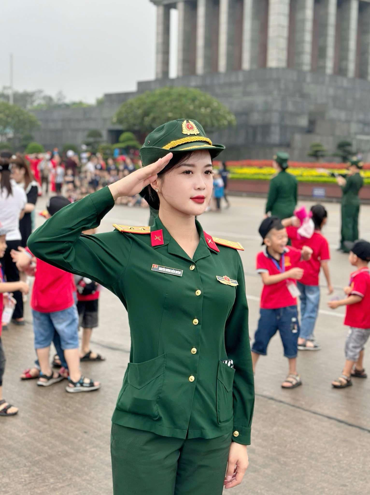 Nhan sắc gây thương nhớ của nữ quân nhân “khối Hoa hậu” diễu binh 30/4, ảnh đời thường càng bất ngờ - Ảnh 4.