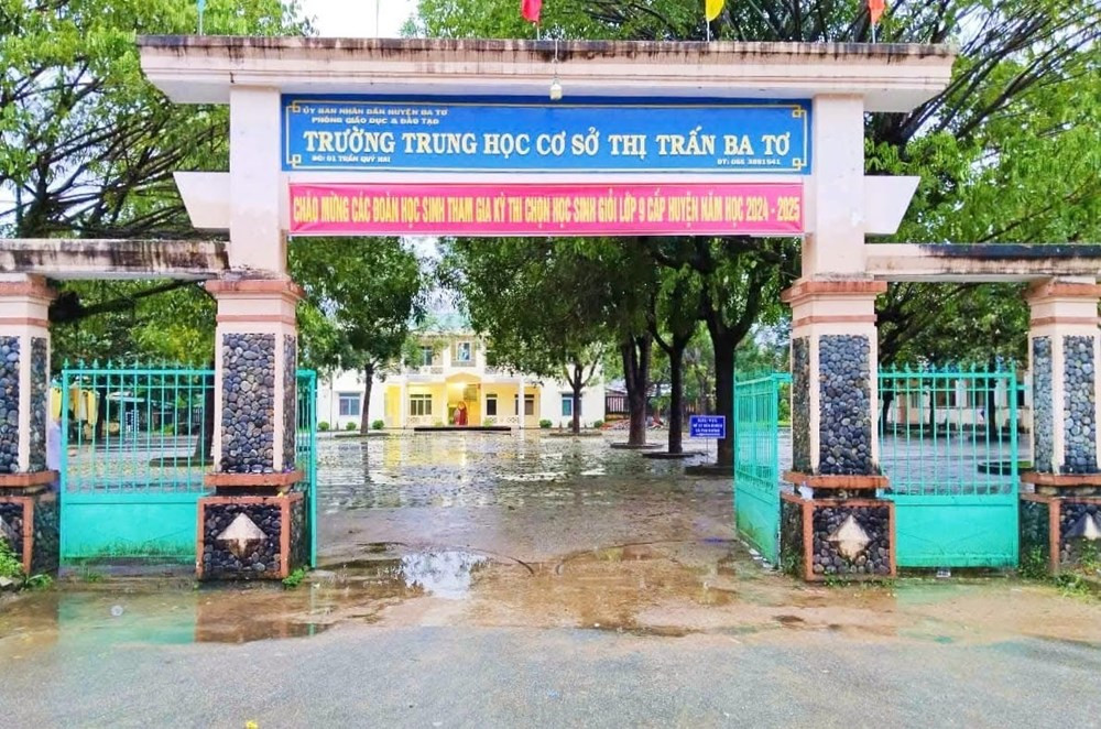 Vụ học sinh tử vong vì điện giật khi đang diễn văn nghệ: Bất ngờ phản ứng của lãnh đạo phòng GD&ĐT - Ảnh 1.