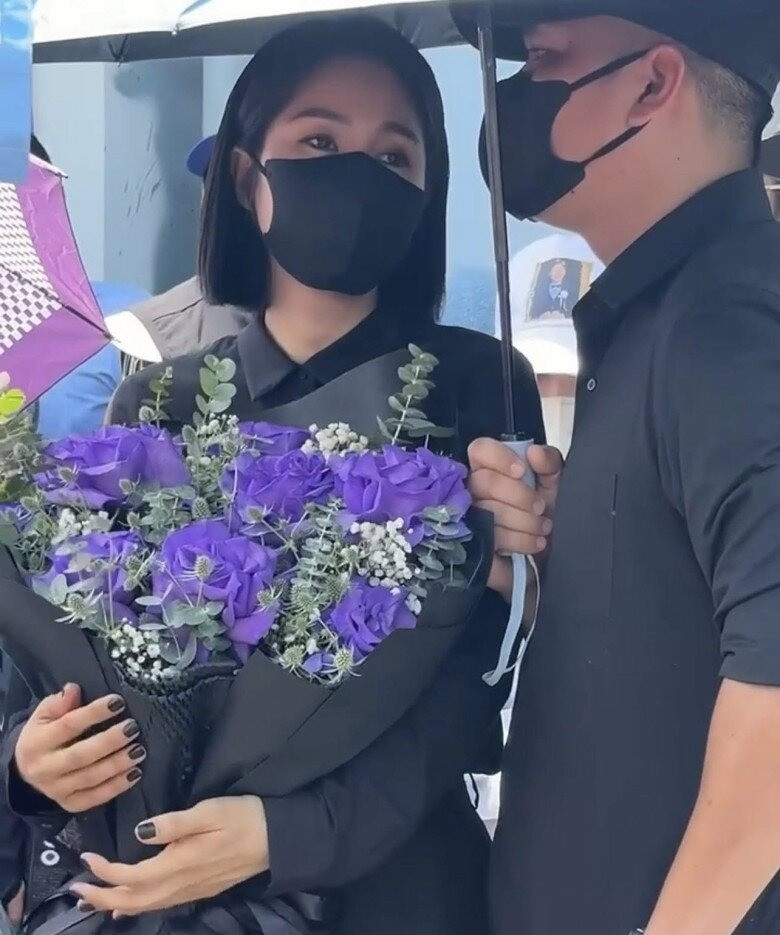 Chi tiết Lê Phương mang 8 bông hoa hồng tím tới lễ thủy táng Quý Bình, giờ mới hiểu ý nghĩa đằng sau - Ảnh 2.