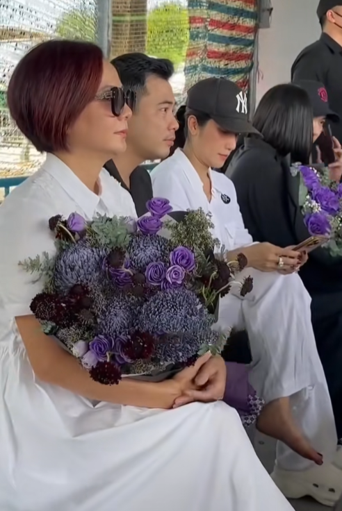 Chi tiết Lê Phương mang 8 bông hoa hồng tím tới lễ thủy táng Quý Bình, giờ mới hiểu ý nghĩa đằng sau - Ảnh 3.