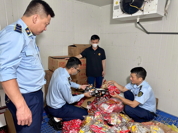 Lực lượng QLTT phát hiện số lượng lớn chân, cánh gà và xúc xích