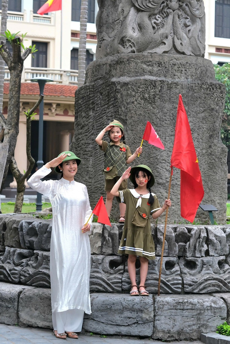 Hoa hậu Ngọc Hân, Hòa Minzy 'gây sốt' với hình ảnh đẹp hướng tới Đại lễ 30/4 - Ảnh 2.