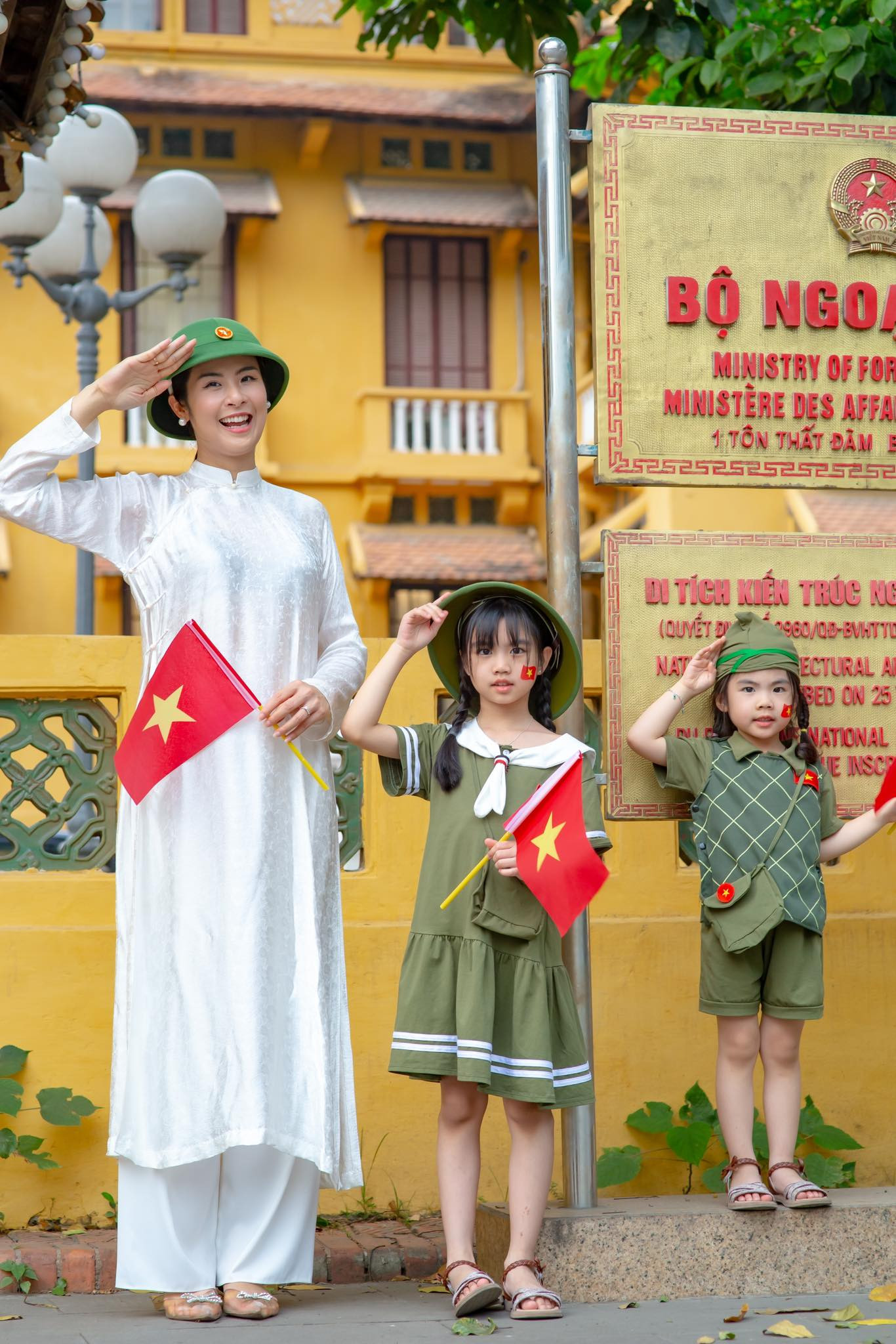 Hoa hậu Ngọc Hân, Hòa Minzy 'gây sốt' với hình ảnh đẹp hướng tới Đại lễ 30/4 - Ảnh 3.