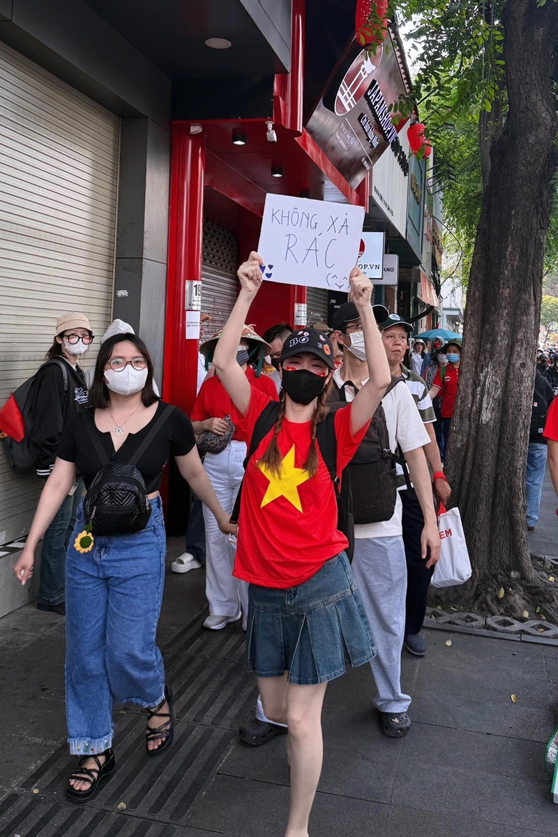 Hoa hậu Ngọc Hân, Hòa Minzy 'gây sốt' với hình ảnh đẹp hướng tới Đại lễ 30/4 - Ảnh 7.