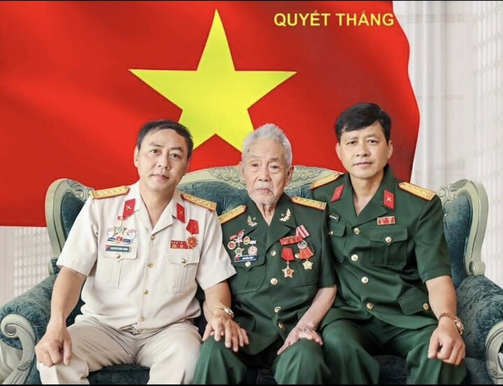 Bác ruột, ông nội và bố của Chi Pu đều mang quân hàm Đại tá.