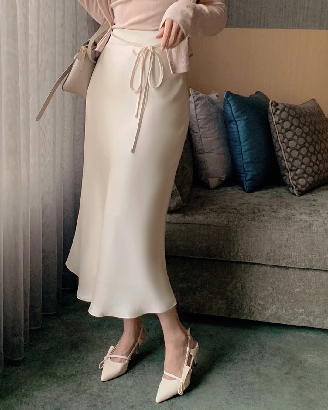 Vì sao không nên diện chân váy lụa tới công sở?- Ảnh 1.