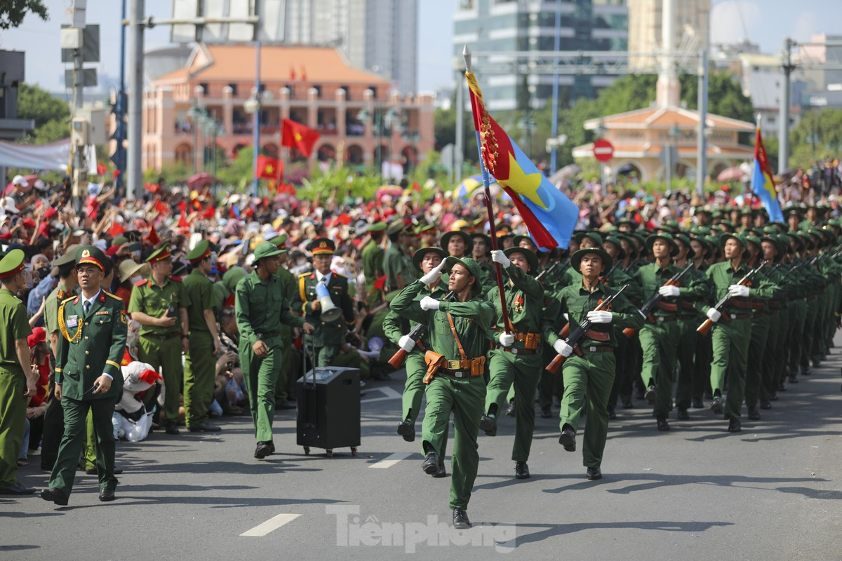 Xúc động khoảnh khắc đoàn diễu binh 'đi giữa vòng tay nhân dân' ảnh 10