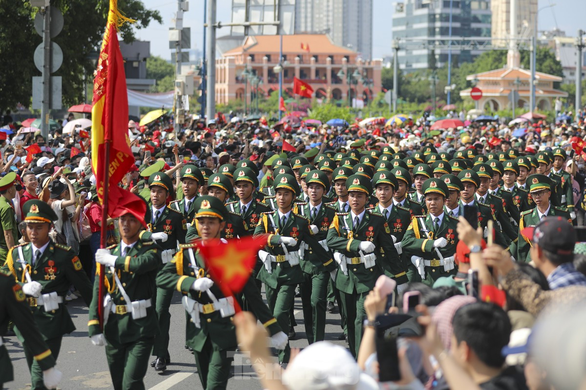 Xúc động khoảnh khắc đoàn diễu binh 'đi giữa vòng tay nhân dân' ảnh 13