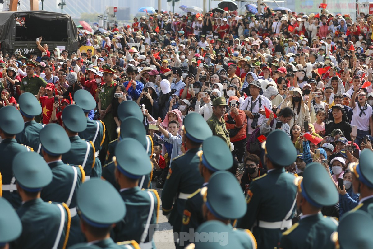 Xúc động khoảnh khắc đoàn diễu binh 'đi giữa vòng tay nhân dân' ảnh 14