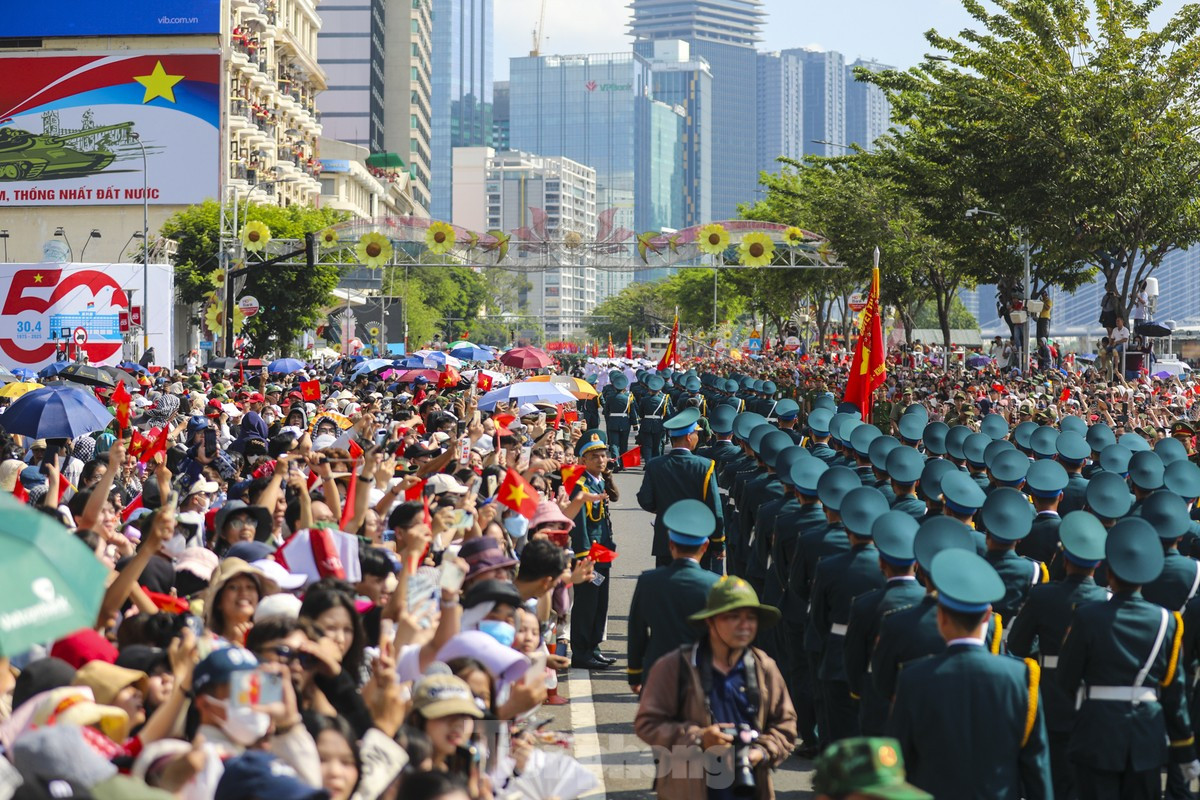 Xúc động khoảnh khắc đoàn diễu binh 'đi giữa vòng tay nhân dân' ảnh 12