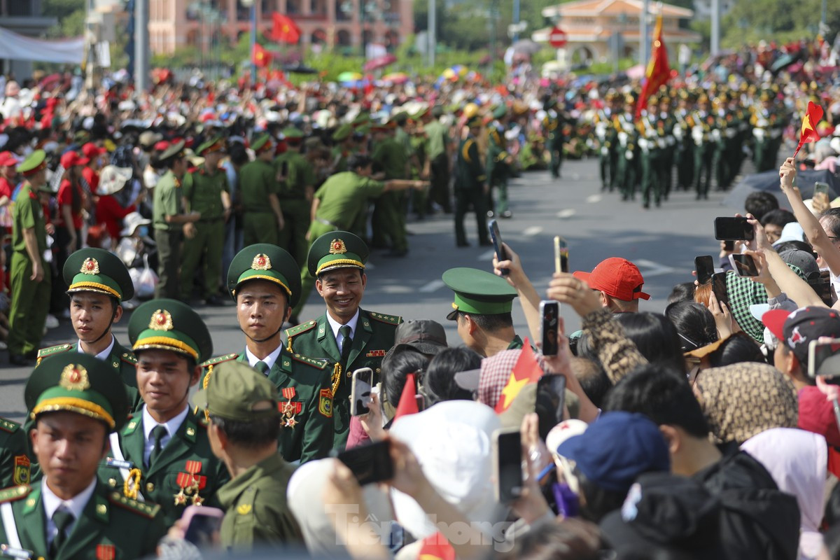 Xúc động khoảnh khắc đoàn diễu binh 'đi giữa vòng tay nhân dân' ảnh 15