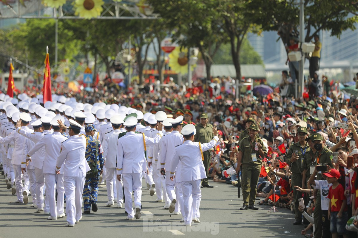 Xúc động khoảnh khắc đoàn diễu binh 'đi giữa vòng tay nhân dân' ảnh 7