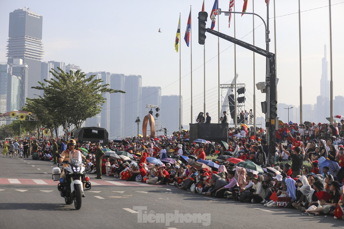 Xúc động khoảnh khắc đoàn diễu binh 'đi giữa vòng tay nhân dân' ảnh 1