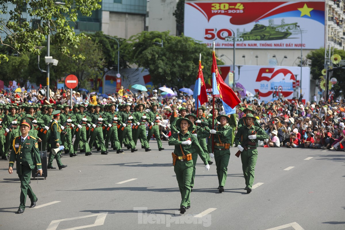 Xúc động khoảnh khắc đoàn diễu binh 'đi giữa vòng tay nhân dân' ảnh 5