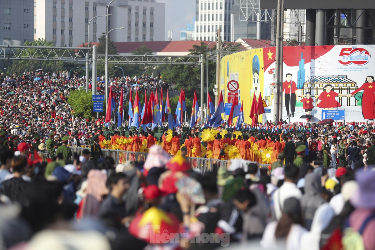 Xúc động khoảnh khắc đoàn diễu binh 'đi giữa vòng tay nhân dân' ảnh 3