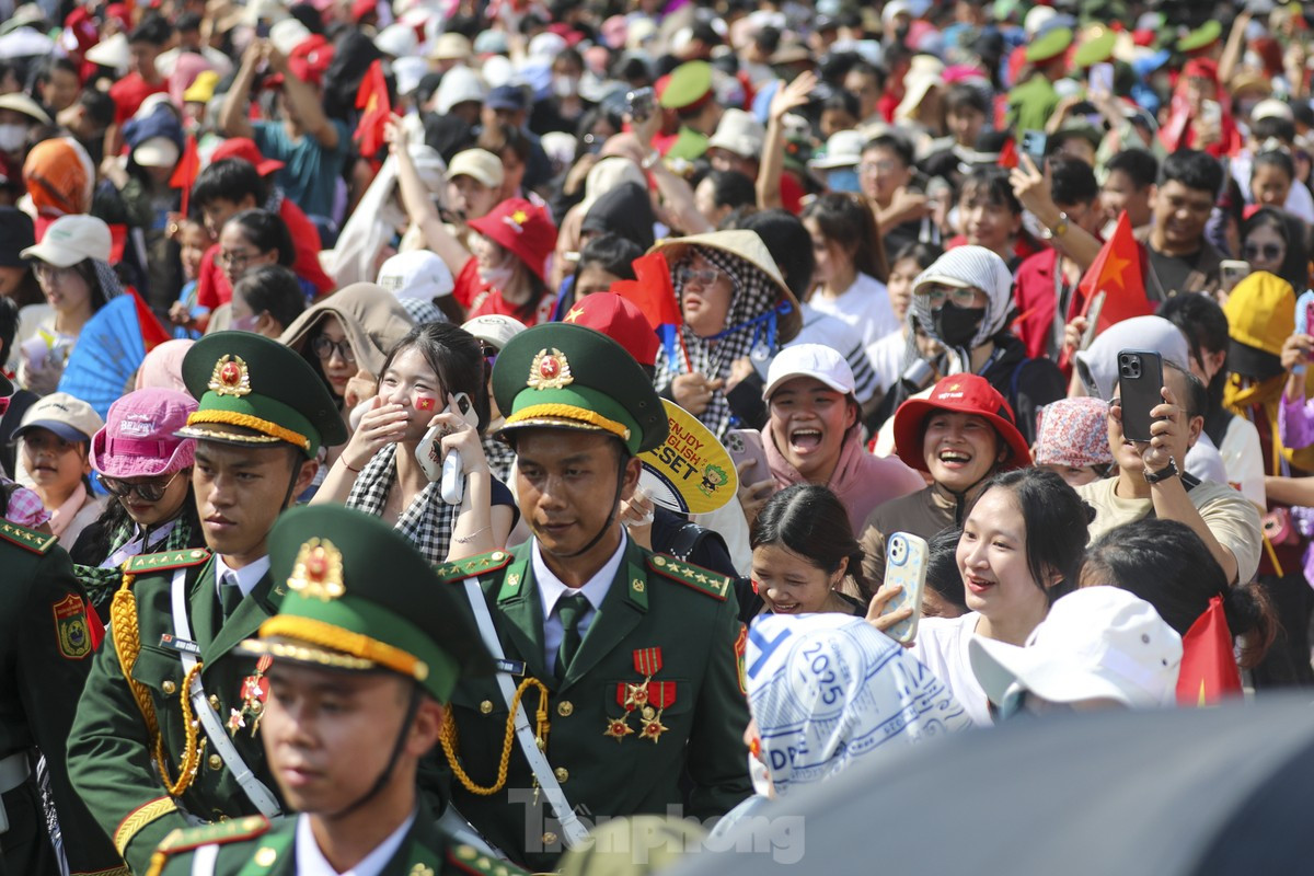 Xúc động khoảnh khắc đoàn diễu binh 'đi giữa vòng tay nhân dân' ảnh 17