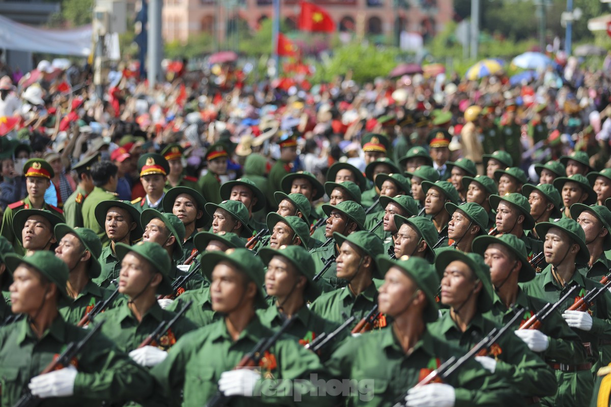 Xúc động khoảnh khắc đoàn diễu binh 'đi giữa vòng tay nhân dân' ảnh 8