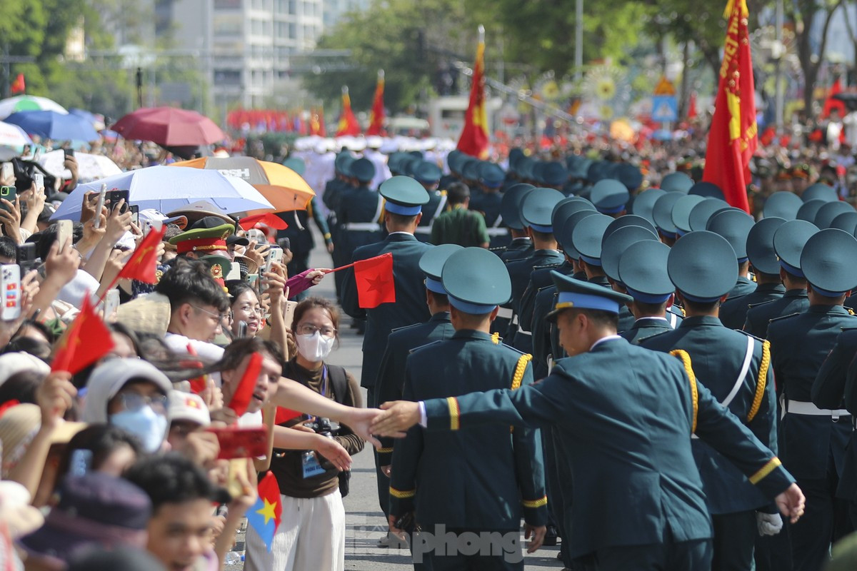 Xúc động khoảnh khắc đoàn diễu binh 'đi giữa vòng tay nhân dân' ảnh 16