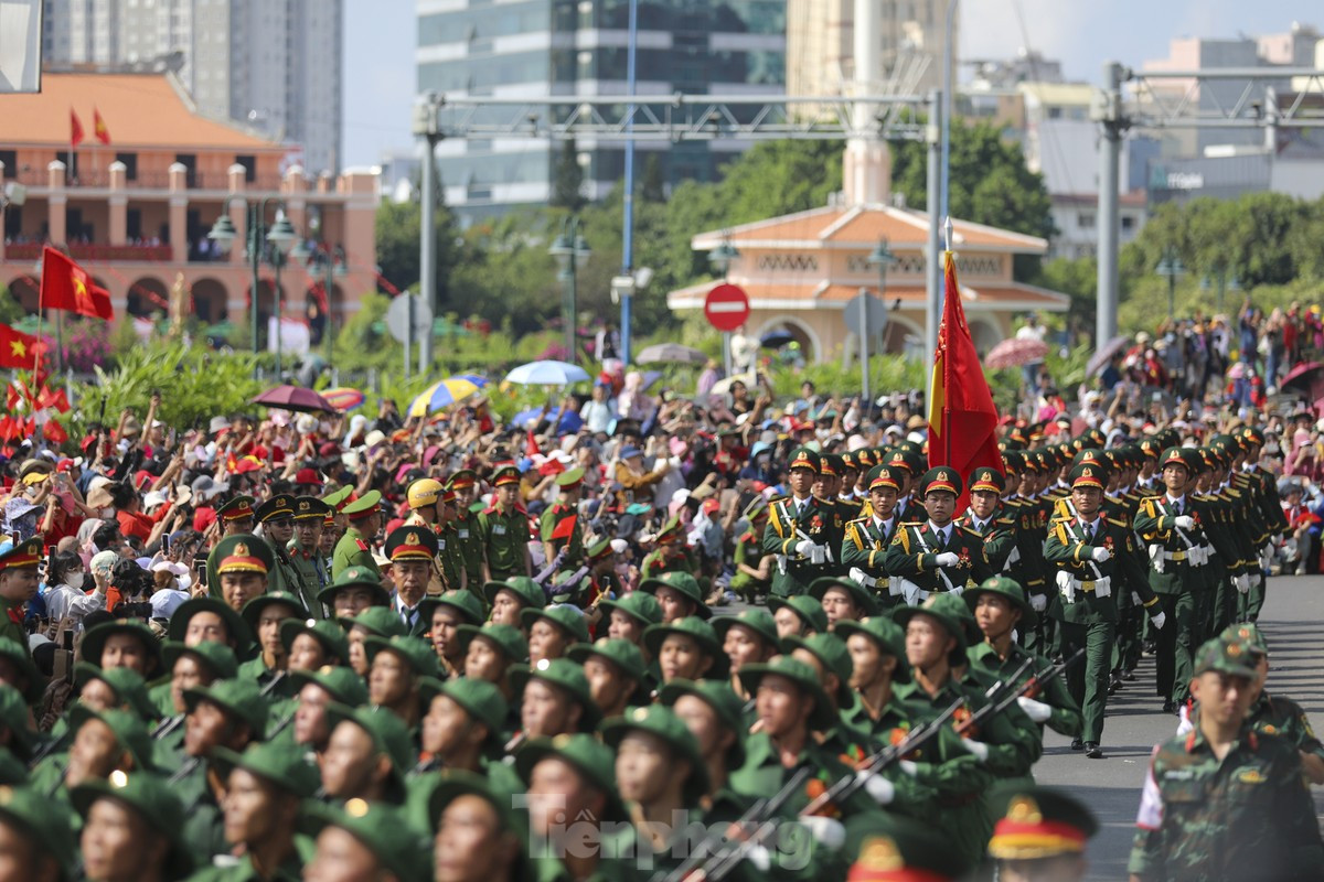 Xúc động khoảnh khắc đoàn diễu binh 'đi giữa vòng tay nhân dân' ảnh 9