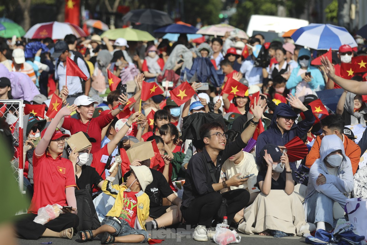 Xúc động khoảnh khắc đoàn diễu binh 'đi giữa vòng tay nhân dân' ảnh 2