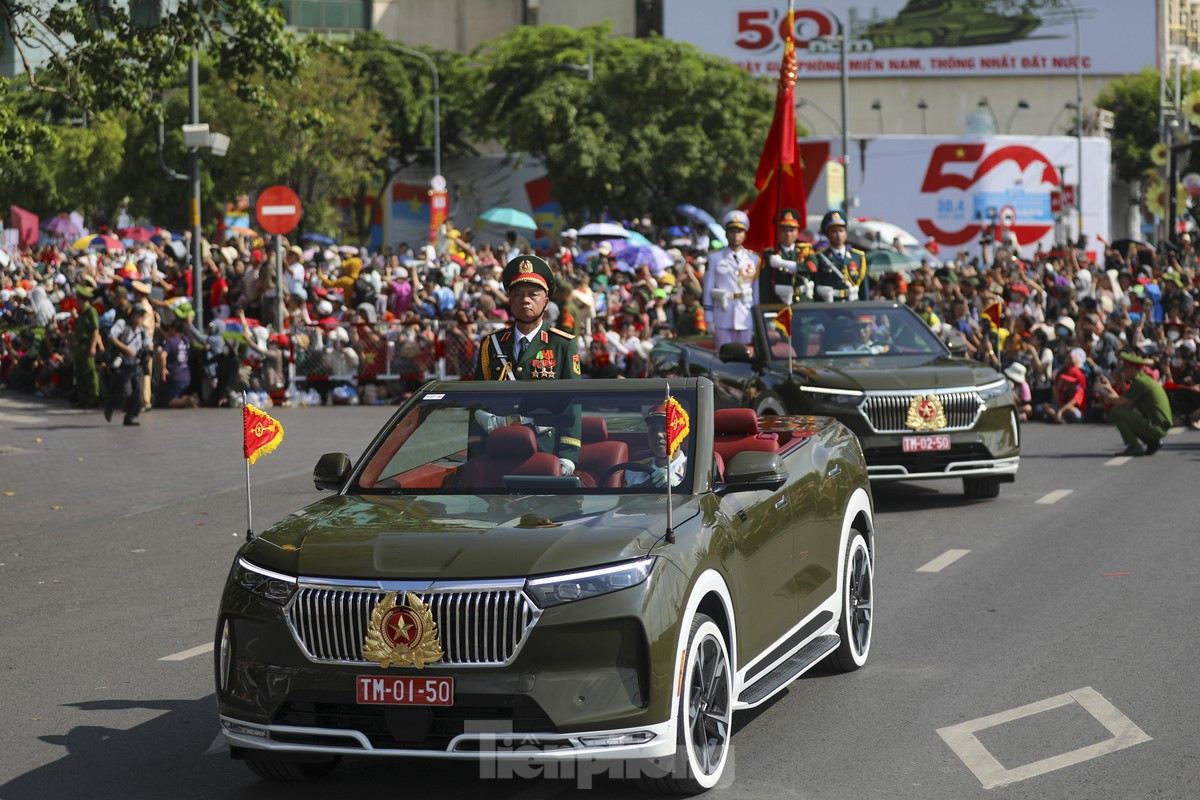 Xúc động khoảnh khắc đoàn diễu binh 'đi giữa vòng tay nhân dân' ảnh 4