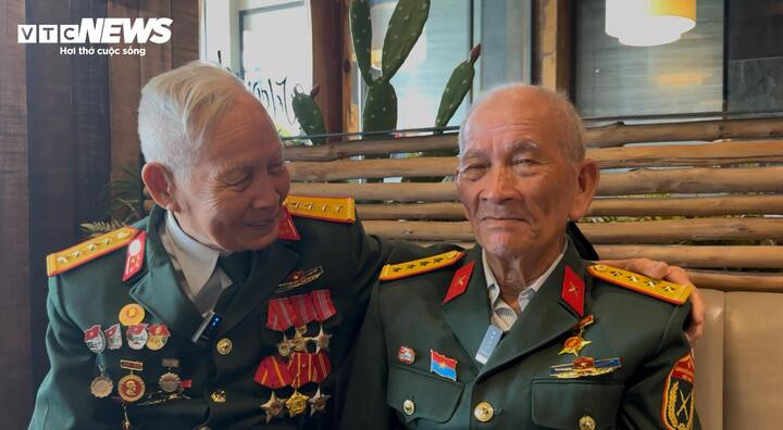 Cựu binh U80 chạy xe máy 1.300km vào TP.HCM: 'Tôi đi ngắm hoà bình đất nước' - Ảnh 3.