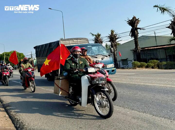 Cựu binh U80 chạy xe máy 1.300km vào TP.HCM: 'Tôi đi ngắm hoà bình đất nước' - Ảnh 1.