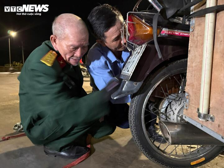 Cựu binh U80 chạy xe máy 1.300km vào TP.HCM: 'Tôi đi ngắm hoà bình đất nước' - Ảnh 2.