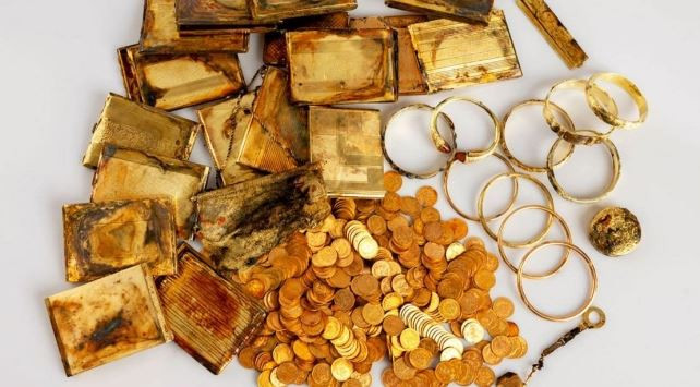 Đang đi bộ trên đồi, 2 du khách bất ngờ tìm thấy 3,7kg vàng và nhiều trang sức- Ảnh 1.