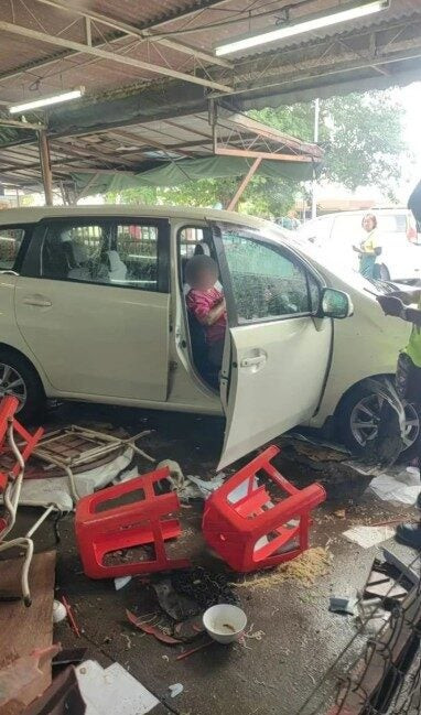 Đang ngồi trong quán ăn sáng, người phụ nữ bị ô tô đâm tử vong tại chỗ, lý do tai nạn gây tranh cãi- Ảnh 2.