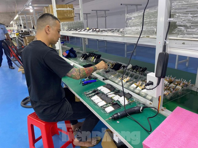 Đột kích xưởng sản xuất điện thoại 'chui' khuất nẻo ven thành phố Lạng Sơn ảnh 1