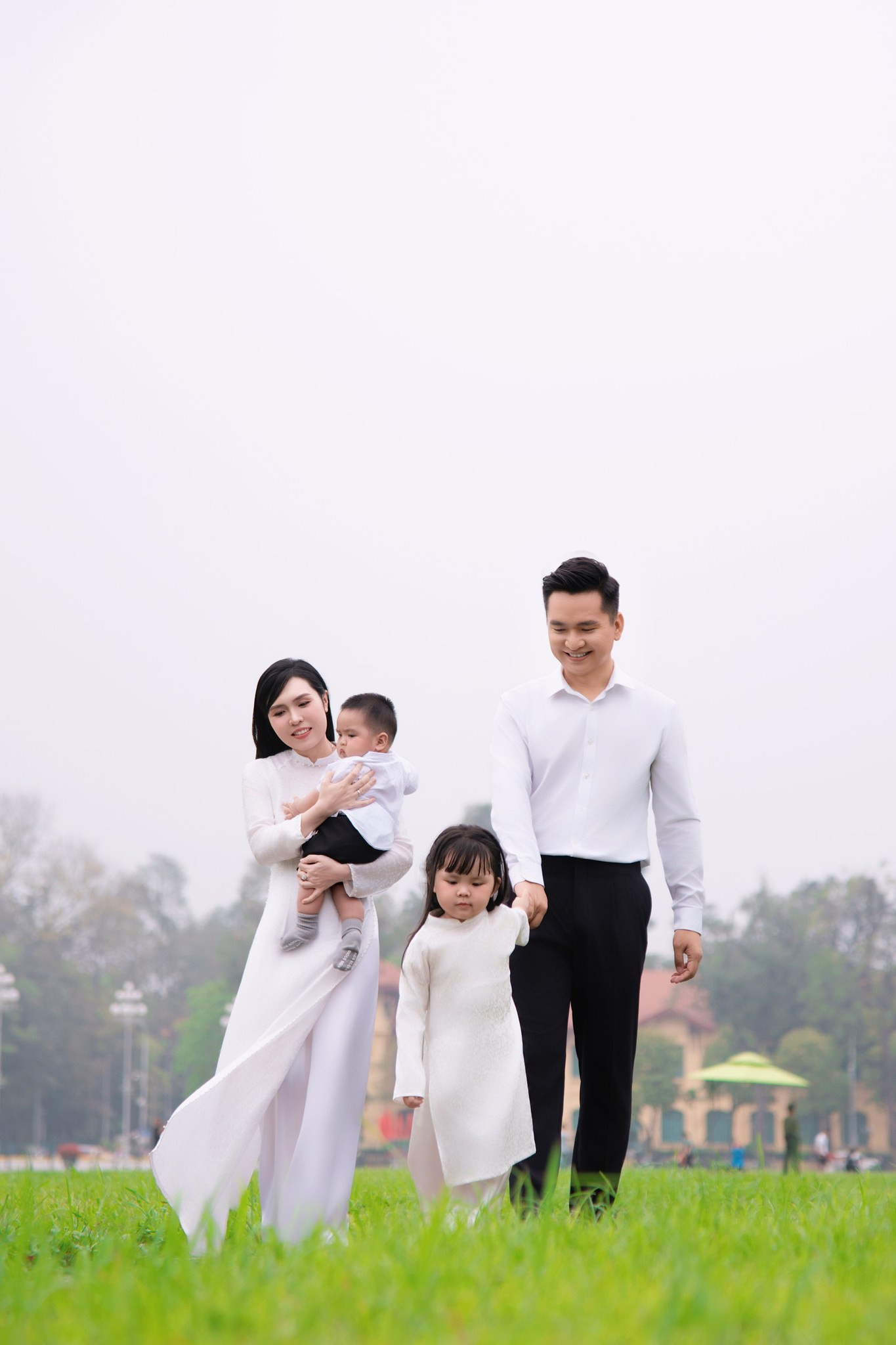 Hai nhóc tỳ nhà nam MC nổi tiếng VTV gây chú ý với bộ ảnh kỷ niệm hướng tới ngày 30/4 - Ảnh 11.