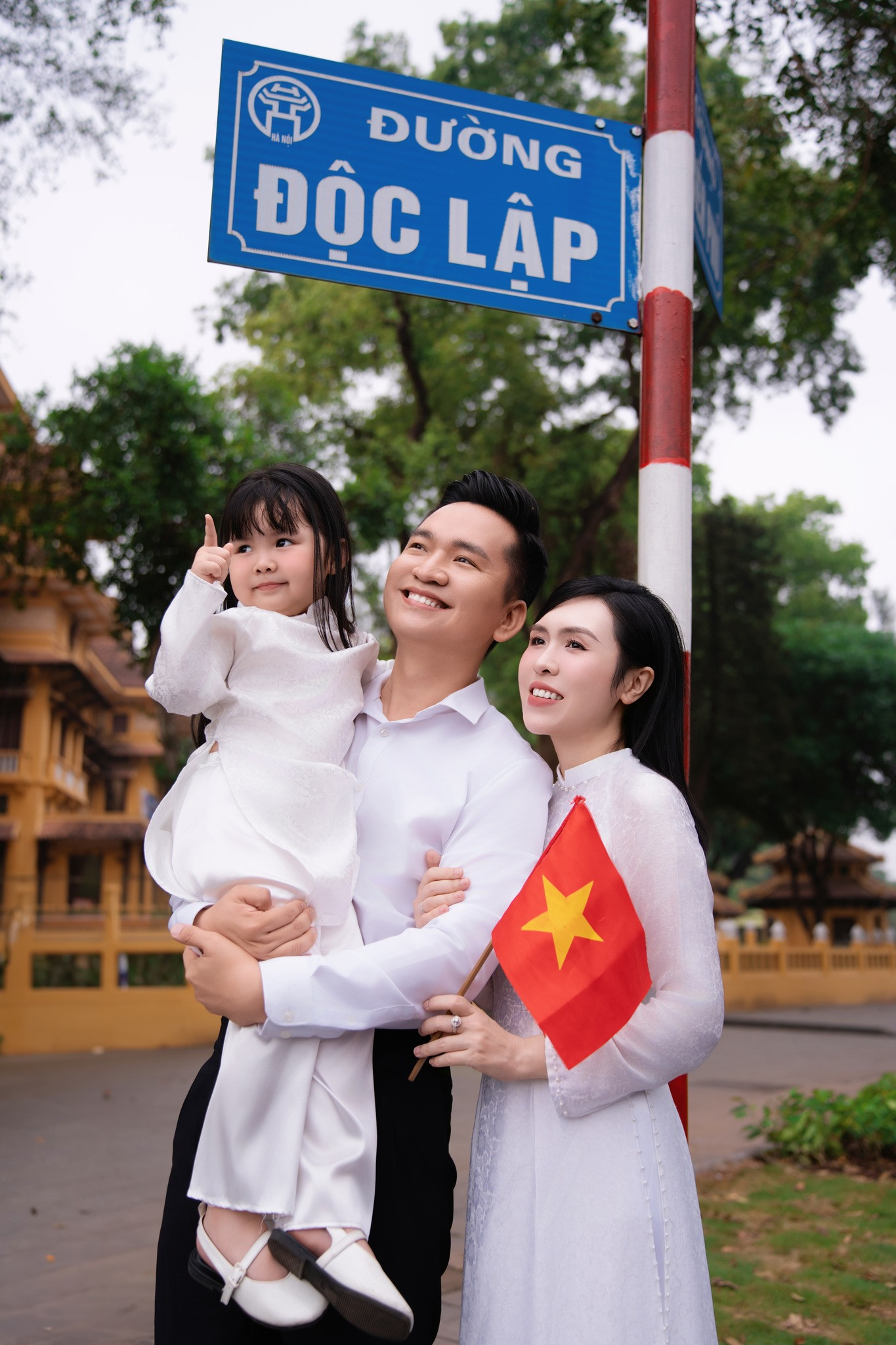 Hai nhóc tỳ nhà nam MC nổi tiếng VTV gây chú ý với bộ ảnh kỷ niệm hướng tới ngày 30/4 - Ảnh 3.