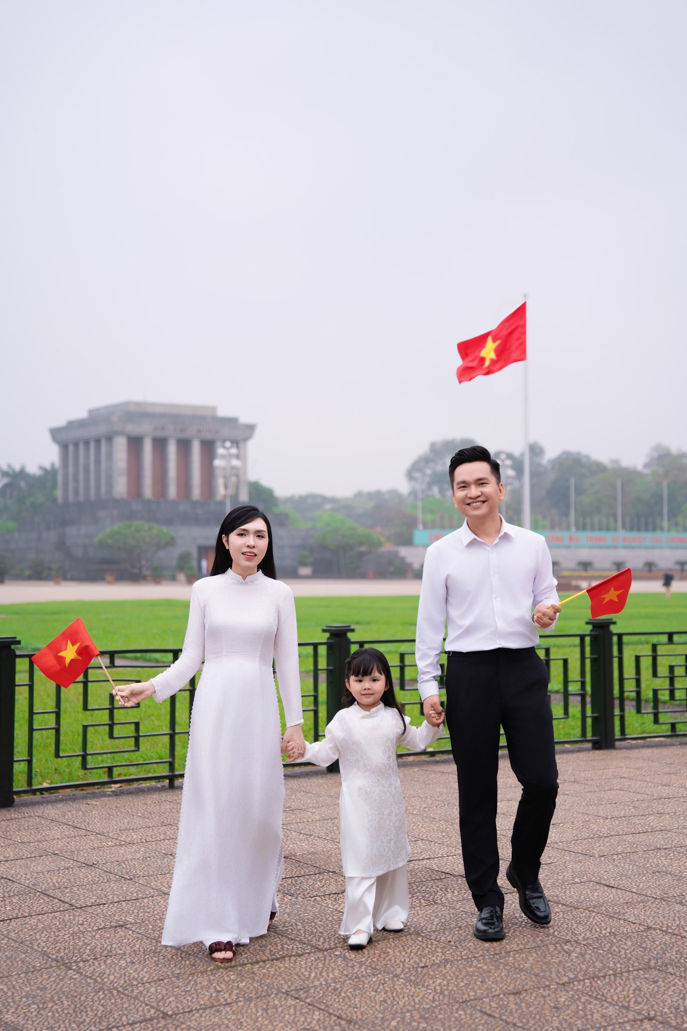 Hai nhóc tỳ nhà nam MC nổi tiếng VTV gây chú ý với bộ ảnh kỷ niệm hướng tới ngày 30/4 - Ảnh 5.