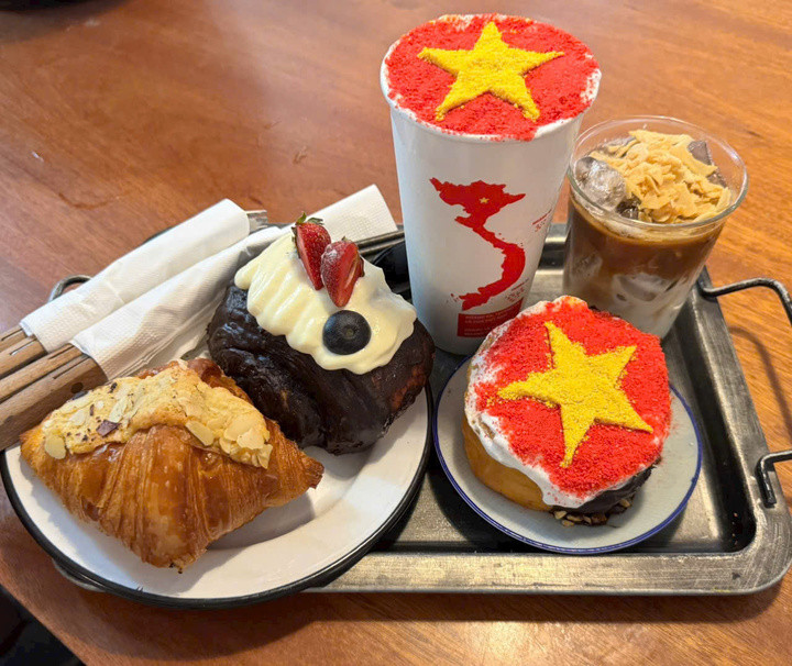 Menu 30/4 với cà phê, bánh ngọt trang trí cờ đỏ sao vàng. (Ảnh: H.L)