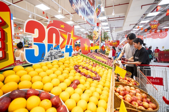 Khu vực bán trái cây của hệ thống Go! trang trí ấn tượng với phiên bản 30/4. (Ảnh: HL)