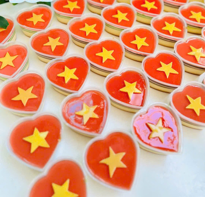 Mẫu rau câu cờ đỏ sao vàng giá 8.000 đồng/hộp này đang được nhiều thực khách tranh nhau đặt hàng. (Ảnh: La)