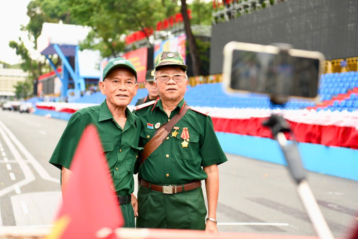 Người dân phủ kín đường Lê Duẩn chờ đại lễ 30/4 ảnh 14