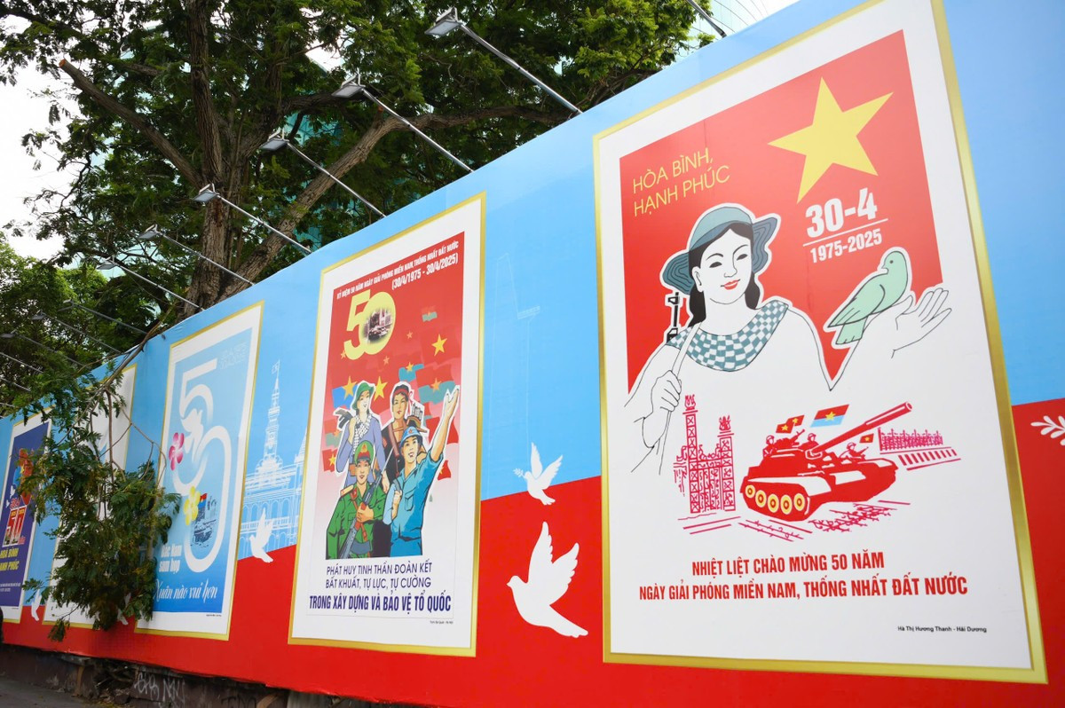 Người dân phủ kín đường Lê Duẩn chờ đại lễ 30/4 ảnh 15