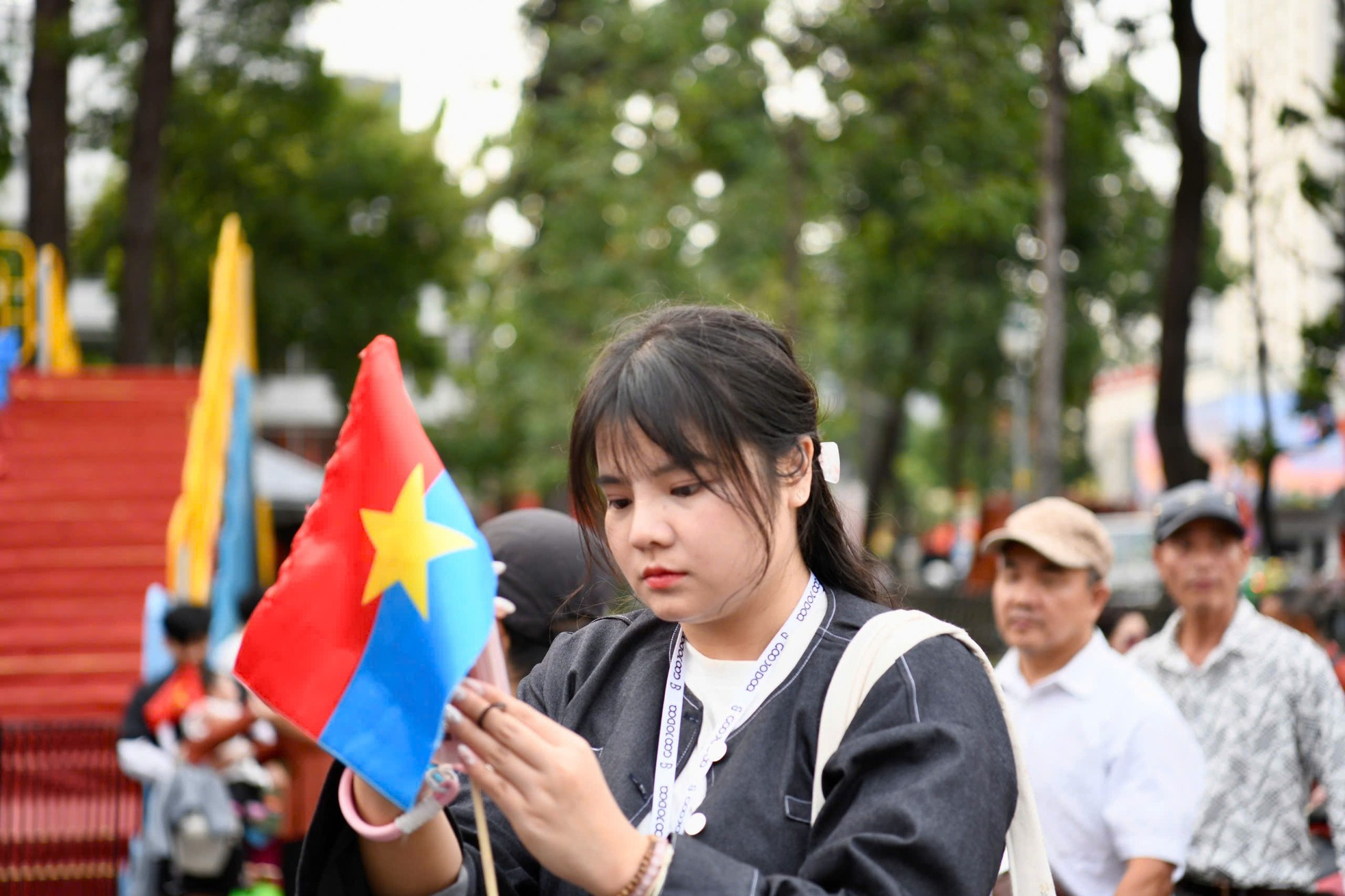 Người dân phủ kín đường Lê Duẩn chờ đại lễ 30/4 ảnh 4