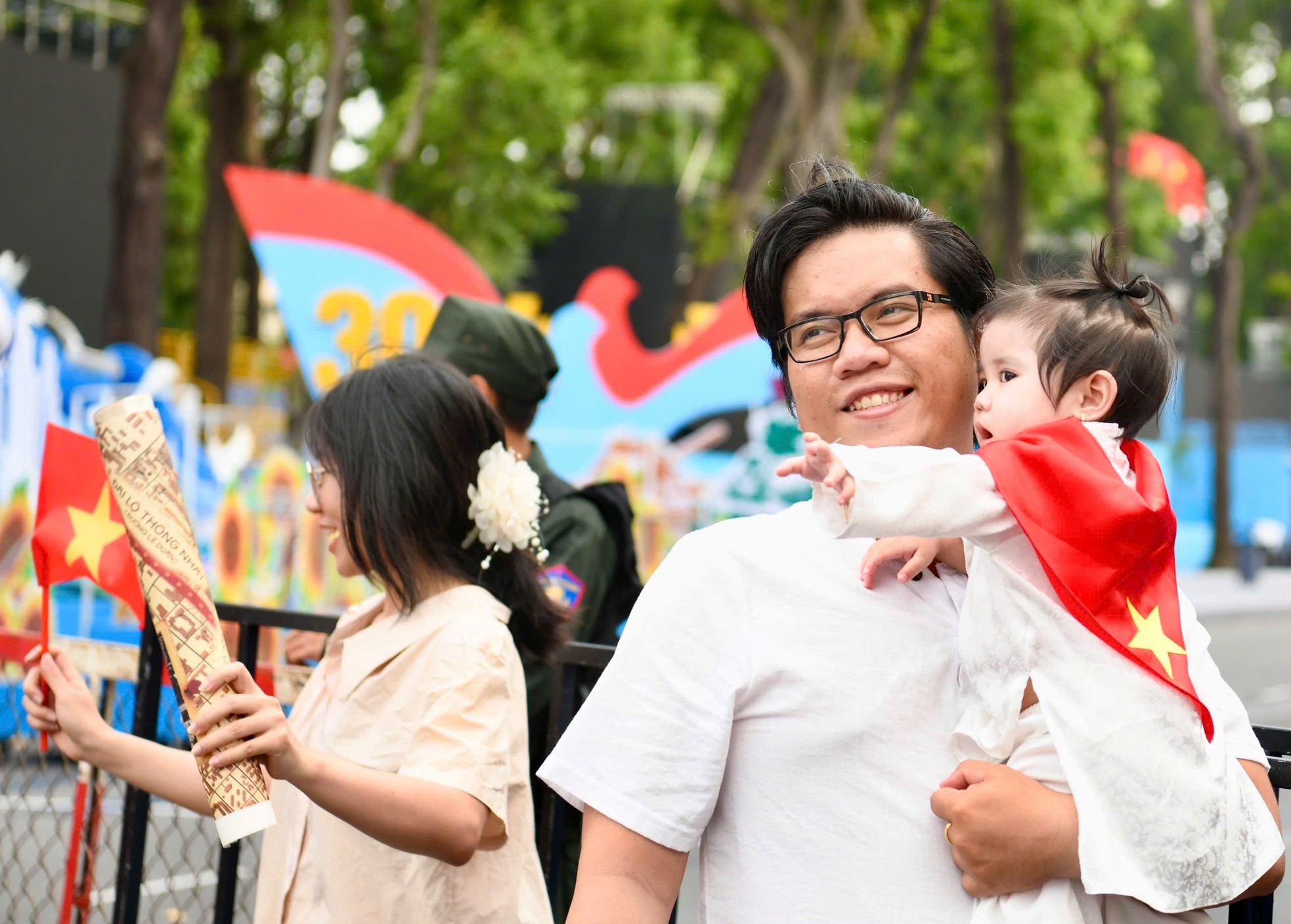 Người dân phủ kín đường Lê Duẩn chờ đại lễ 30/4 ảnh 1