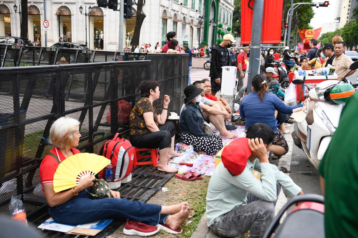 Người dân phủ kín đường Lê Duẩn chờ đại lễ 30/4 ảnh 11