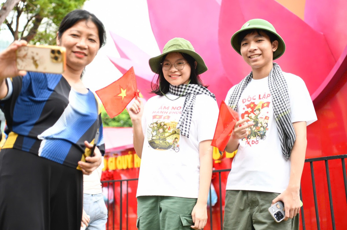 Người dân phủ kín đường Lê Duẩn chờ đại lễ 30/4 ảnh 9