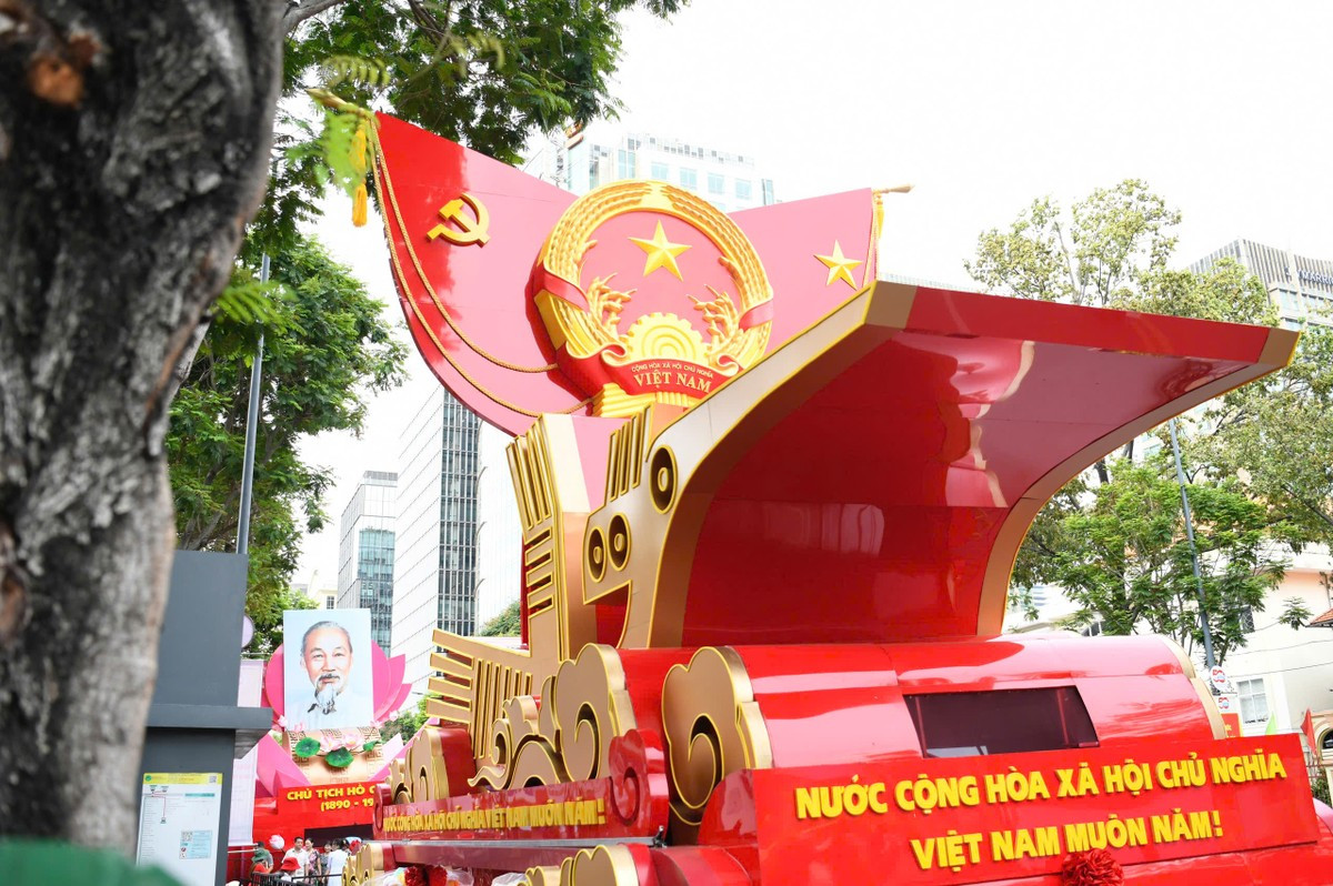 Người dân phủ kín đường Lê Duẩn chờ đại lễ 30/4 ảnh 20