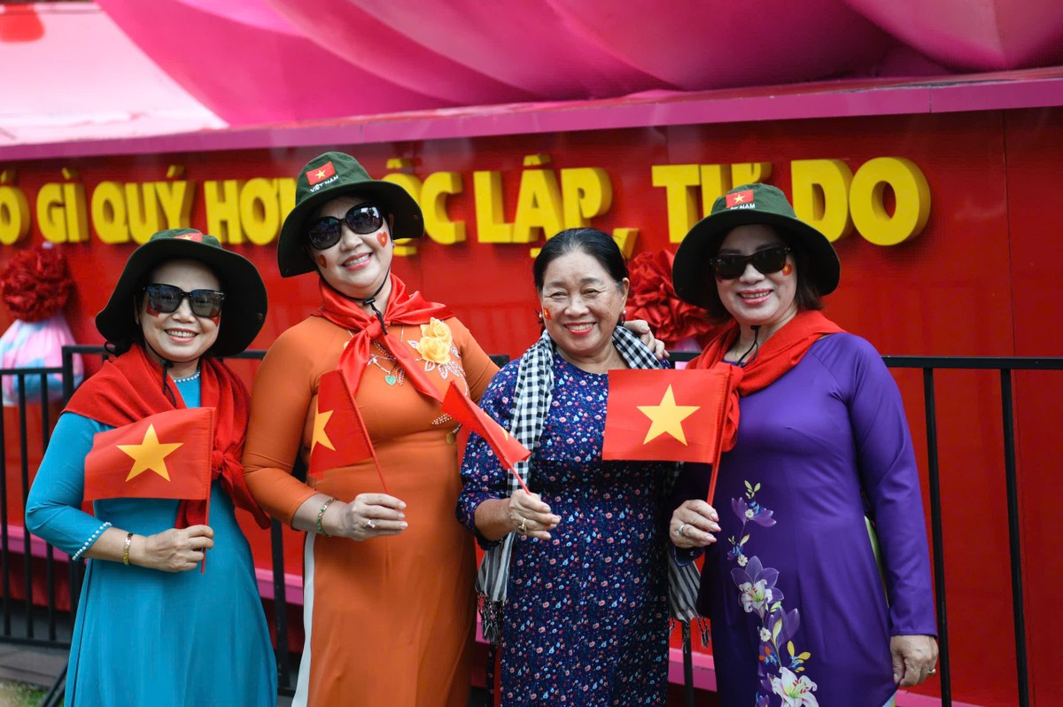 Người dân phủ kín đường Lê Duẩn chờ đại lễ 30/4 ảnh 10