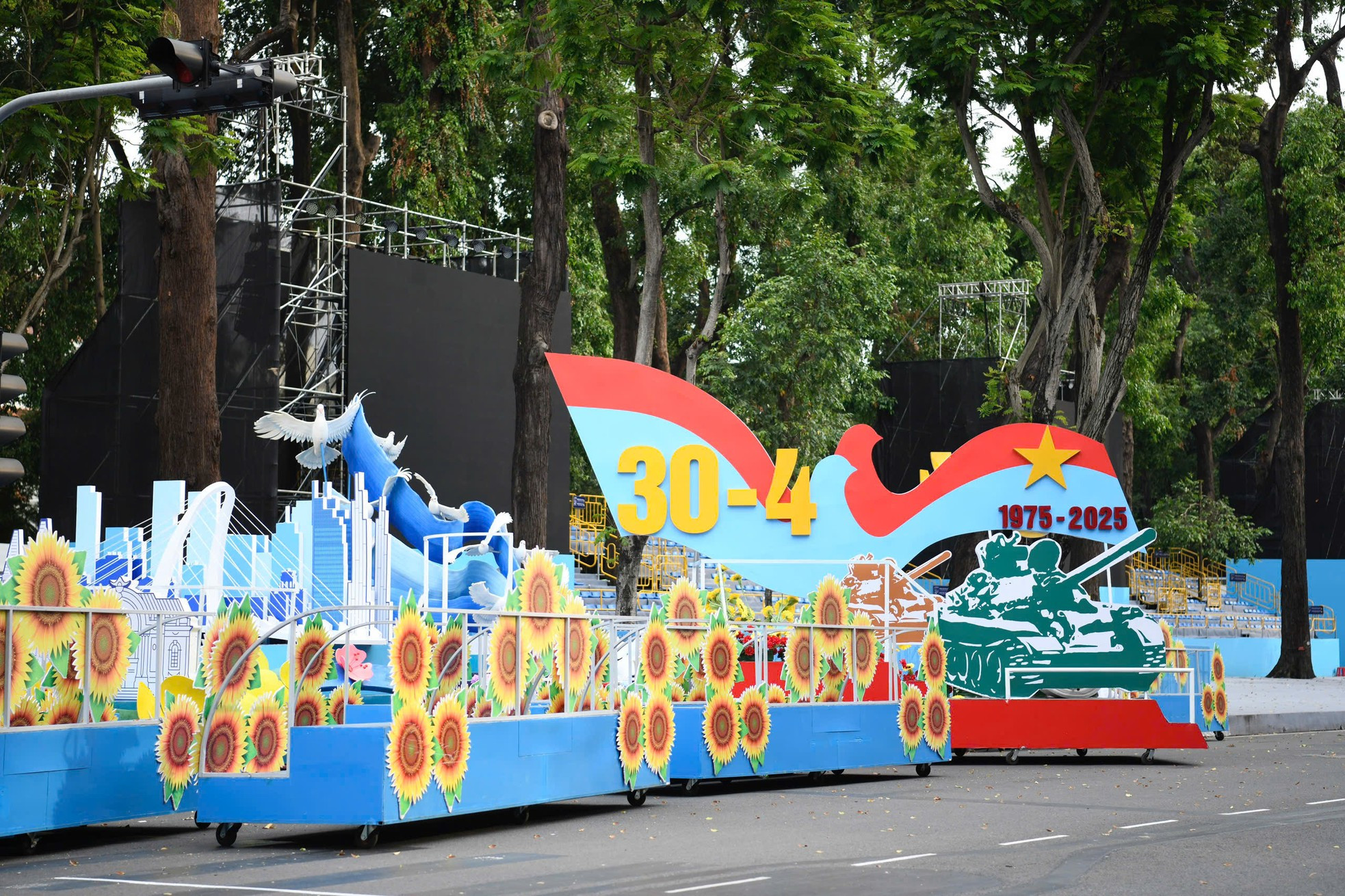 Người dân phủ kín đường Lê Duẩn chờ đại lễ 30/4 ảnh 17