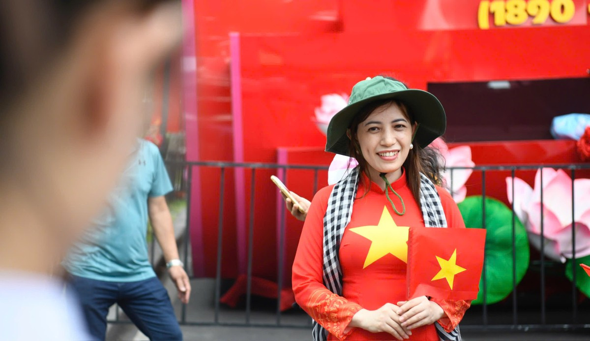 Người dân phủ kín đường Lê Duẩn chờ đại lễ 30/4 ảnh 7