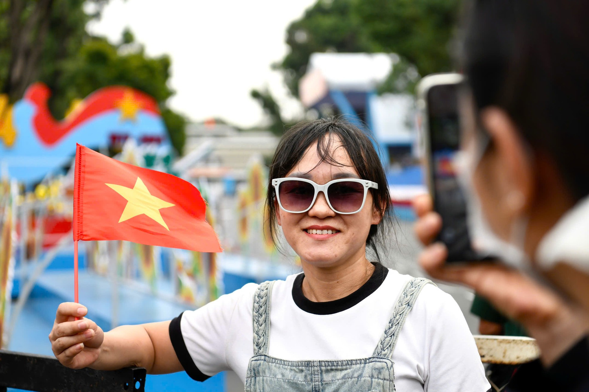 Người dân phủ kín đường Lê Duẩn chờ đại lễ 30/4 ảnh 5