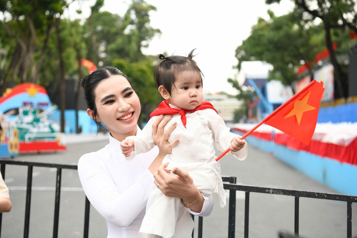 Người dân phủ kín đường Lê Duẩn chờ đại lễ 30/4 ảnh 3